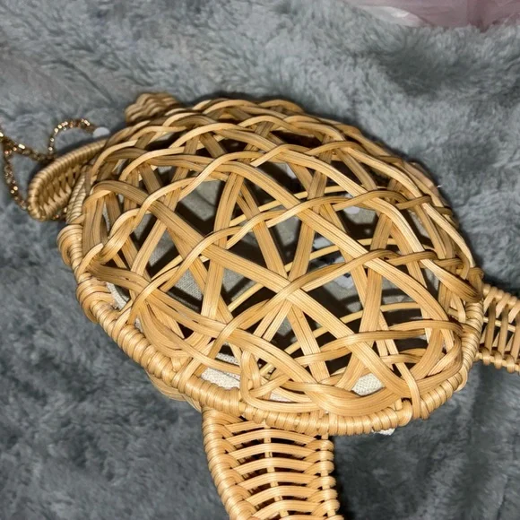 24HR DROP ⬇️ Tommy Bahama Wicker Sea turtle crossbody purse - Picture 3 of 3